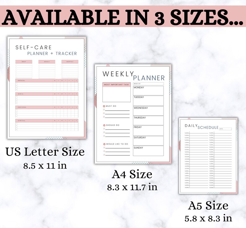 Op de afbeelding: Drie afdrukbare planner sjablonen in verschillende formaten: US Letter (8,5 x 11 inch), A4 (8,3 x 11,7 inch) en A5 (5,8 x 8,3 inch). De sjablonen hebben een roze en witte kleurstelling met geometrische vormen en tekst.