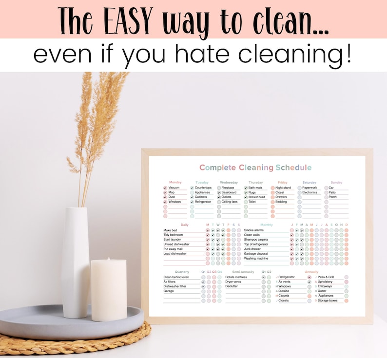 Pu&ograve; includere: Un grafico di pianificazione delle pulizie stampabile con una cornice in legno. Il grafico &egrave; diviso in compiti quotidiani, settimanali, mensili e trimestrali. Il grafico include compiti come rifare il letto, riordinare il bagno, passare l'aspirapolvere, lavare i pavimenti, spolverare e pulire le finestre.