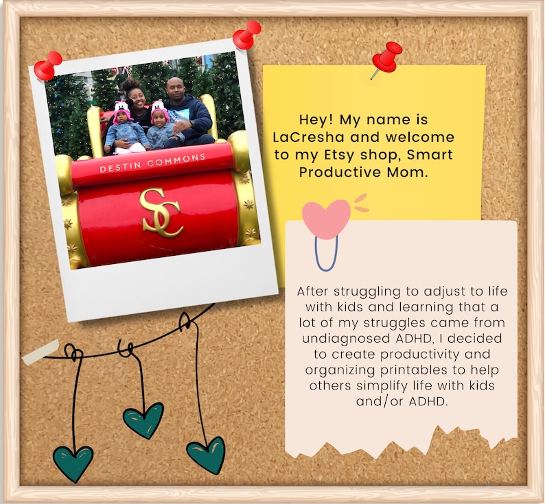 Op de afbeelding: Een gezin van drie poseert voor een rode slee met de woorden "Destin Commons" en "S" erop gedrukt. De tekst "Hey! My name is LaCresha and welcome to my Etsy shop, Smart Productive Mom." staat op een gele sticky note.
