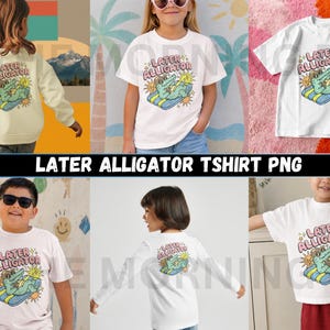 Könnte beinhalten: Ein weißes T-Shirt und ein cremefarbenes Sweatshirt mit einem Grafikdruck eines grünen Alligators mit Sonnenbrille, der auf einer blau-gelb gestreiften Pool-Luftmatratze entspannt, ergänzt durch den Text Later Alligator und ein gelbes Sonnendesign.