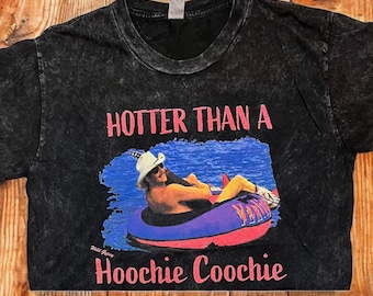 Top corto para mujer "Más sexy que un Hoochie Coochie" – Camiseta gráfica Sassy Country