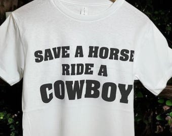 Rette ein Pferd, fahre mit einem Cowboy T-Shirt - Damen Unisex Grafik-T-Shirt | Western Style, Bold Design