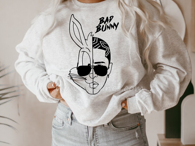 Bad bunny crew neck sweatshirt. Bad bunny shirt. Bad bunny merch. Bad bunny shirts. Vintage clothing. 90s sweatshirt. Loose fit. Oversized 