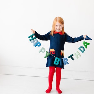 Handgemaakte vilten slinger voor jongensverjaardag in blauw en groen **Gereed voor verzending**