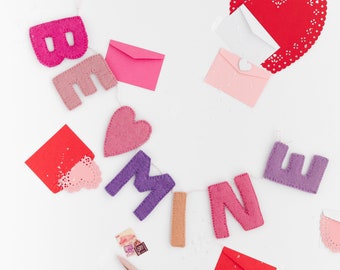Rosa und Lila BE MINE Filz Valentinstag Girlande Inklusive Baumwollsäckchen und Aufhängeset
