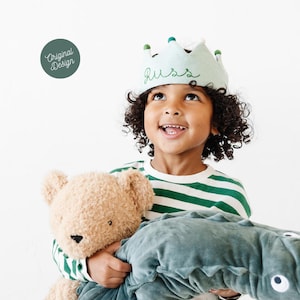 Gepersonaliseerde handgemaakte kroon voor de eerste verjaardag van kinderen en baby&#39;s van mint linnen met pompons
