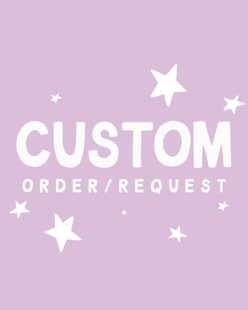 Peut inclure: Un graphique violet clair pr&eacute;sentant le texte blanc CUSTOM ORDER/REQUEST dans une police grasse sans empattement. Le design est d&eacute;cor&eacute; de plusieurs &eacute;toiles blanches de style dessin&eacute; &agrave; la main de tailles vari&eacute;es autour du texte.