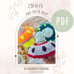 Pode incluir: Um padrão de crochê para um conjunto de alienígena e nave espacial. A imagem apresenta um alienígena azul claro em uma nave espacial cinza e vermelha, com outras duas naves espaciais coloridas. O texto "ZIGGY AND THEIR SHIP" e "PDF" são visíveis.
