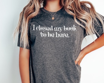 Ich schloss mein Buch, um hier zu sein Shirt - Lustiges Leser Shirt - Bibliothekar Shirt - Bücherwurm Geschenk - Leser T-Shirt - Literatur Shirt - Buch Liebhaber Shirt