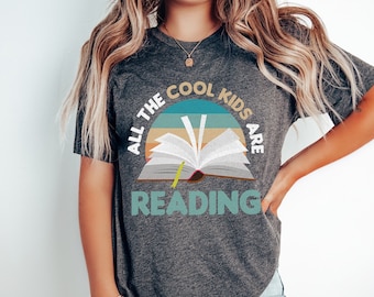 Camiseta "All The Cool Kids Are Reading" - Camiseta divertida para estudiantes - Ropa para amantes de los libros - Ropa para entusiastas de los libros - Camiseta para amantes de los libros - Regalo para fanáticos de los libros