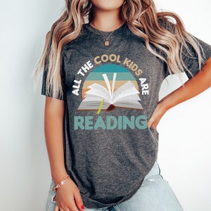 Maglietta All The Cool Kids Are Reading - Maglietta divertente per studenti - Abbigliamento per amanti dei libri - Abbigliamento per appassionati di libri - Maglietta per topi di biblioteca - Regalo per nerd dei libri