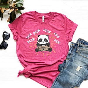 Camiseta de panda jugando a la sala de juegos - Pew Pew Panda Outlet - Ropa de panda kawaii - Camiseta de panda Boba - Regalo para jugadores de consola - Camiseta de videojuego