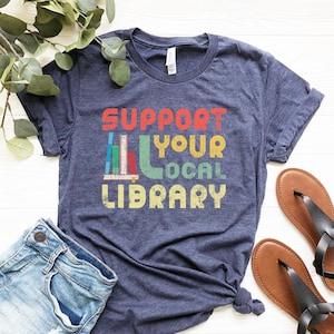 Unterstützen Sie Ihre lokale Bibliothek Shirt - Bibliothek Liebhaber T-Shirt - Buch Nerd Kleidung - Buch Liebhaber Bekleidung - Bücherwurm Outfit - Geschenk für Studenten