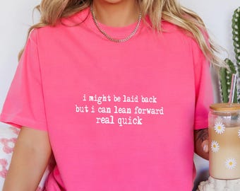 Puede que sea relajada, pero puedo inclinarme hacia adelante muy rápido. Camiseta divertida y sarcástica, regalo para ella, camiseta moderna para ella, camiseta minimalista.