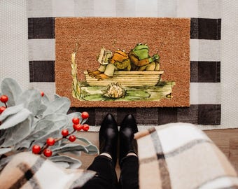 Wycieraczka z uroczymi żabkami, nostalgiczna wycieraczka z bajką, wycieraczka z motywem zwierząt w stylu vintage, wycieraczka Cottagecore na werandę, dywanik z włókna kokosowego do przedpokoju
