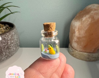 Handgemaakte miniatuur gele eend in fles - beeldje van polymeerklei, bureauornament en cadeau