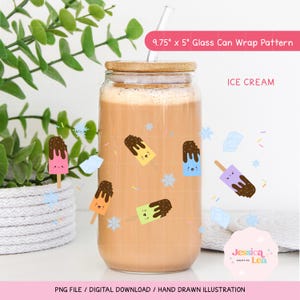 Puede incluir: Una lata de vidrio con tapa de madera y pajita, llena de una bebida marrón claro. La lata está decorada con coloridos helados de dibujos animados y copos de nieve. El texto en la lata dice "ICE CREAM" y "9.75" x 5" Glass Can Wrap Pattern. Mide 24,77 cm x 12,7 cm.