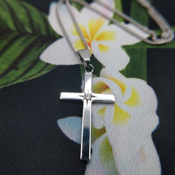 Cross Necklace in White Gold With 