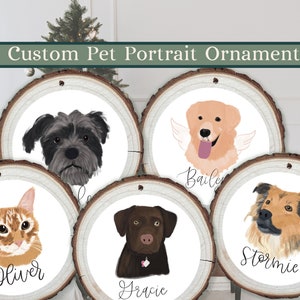 Peut inclure: Quatre décorations personnalisées de portraits d'animaux sur des tranches de bois. Les décorations présentent un chat, un schnauzer, un golden retriever avec des ailes d'ange et un collie. Chaque décoration porte le nom de l'animal sous le portrait.
