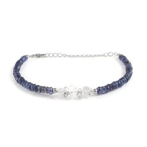 Può includere: Un braccialetto a catena d'argento con perline di pietre preziose blu e trasparenti. Il braccialetto ha una chiusura in argento.
