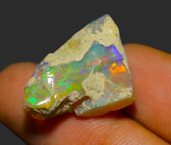 エチオピア産オパール原石 - 鮮やかなマルチファイアオパール