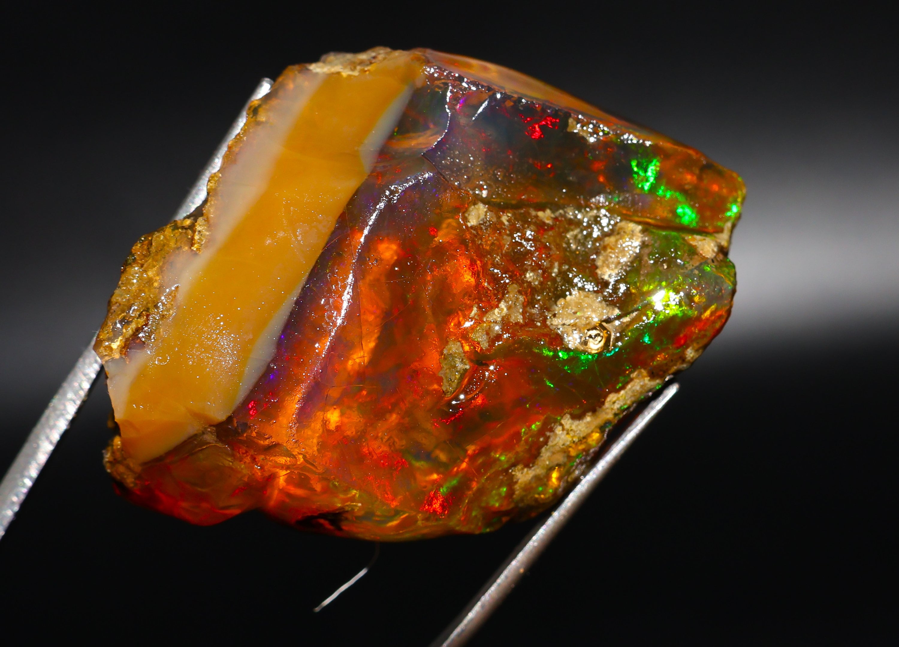 天然エチオピア産オパール原石 - 97 CTS マルチファイアオパール