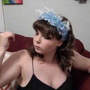 Pastellblaue und rosa Feder-Glitzer-Cosplay-Stirnbänder, Blumenkronen (Perücke NICHT im Lieferumfang enthalten)