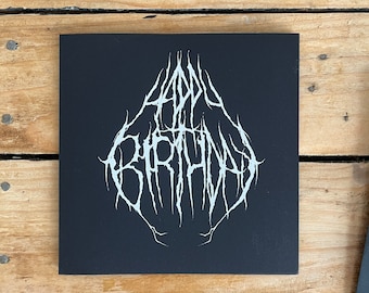 Tarjeta de felicitación de cumpleaños impresa a mano con serigrafía y fuente de metal negro.