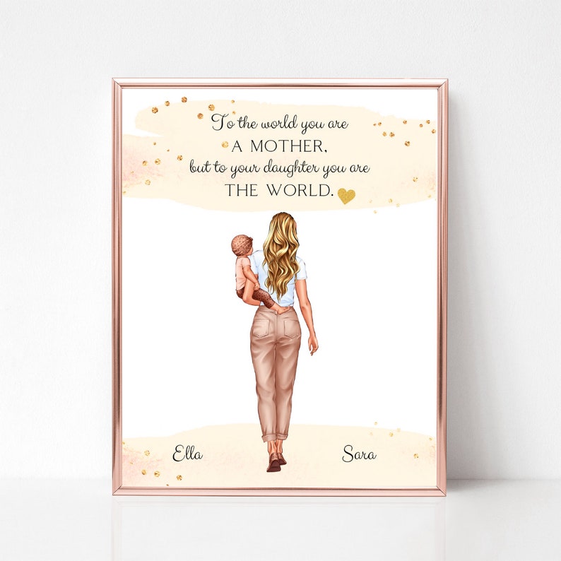 K&ouml;nnte beinhalten: Ein druckbarer Kunstdruck mit einem Zitat, das lautet: "F&uuml;r die Welt bist du eine Mutter, aber f&uuml;r deine Tochter bist du die Welt." Der Druck zeigt eine digitale Illustration einer Frau mit langen blonden Haaren, die geht und ein Baby in ihren Armen h&auml;lt. Der Druck hat einen goldenen Glitzerhintergrund und die Namen "Ella" und "Sara" sind unten geschrieben.