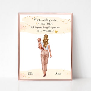 K&ouml;nnte beinhalten: Ein druckbarer Kunstdruck mit einem Zitat, das lautet: "F&uuml;r die Welt bist du eine Mutter, aber f&uuml;r deine Tochter bist du die Welt." Der Druck zeigt eine digitale Illustration einer Frau mit langen blonden Haaren, die geht und ein Baby in ihren Armen h&auml;lt. Der Druck hat einen goldenen Glitzerhintergrund und die Namen "Ella" und "Sara" sind unten geschrieben.