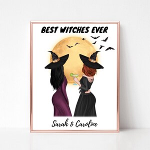 Op de afbeelding: Een printbare kunstprint met twee heksen in zwarte en paarse jurken met heksenhoeden, die voor een volle maan staan met vleermuizen die eromheen vliegen. De tekst "Best Witches Ever" staat bovenaan de print en "Sarah & Caroline" staat onderaan.