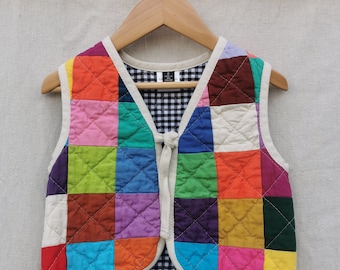 ENFANTS taille 2 - GILET MATELASSÉ - Patchwork de pixels colorés - prêt à être expédié