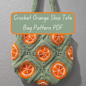 Könnte beinhalten: Gehäkelte Tragetasche mit grünem Hintergrund und Orangenscheiben-Designs. Die Tasche hat einen passenden grünen Griff. Der Text auf dem Bild lautet "Crochet Orange Slice Tote Bag Pattern PDF".