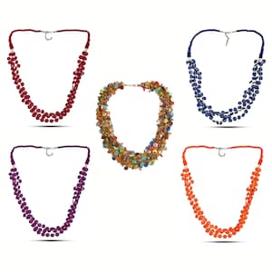 Può includere: Cinque collane di vari colori sono esposte su sfondo bianco. Le collane includono un rosso intenso, una collana di perline multicolore, un blu navy, un viola e una collana arancione. Ogni collana ha una chiusura argentata.