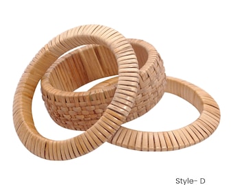 Puede incluir: Tres pulseras de bambú tejido en color marrón claro. Las pulseras están apiladas una encima de la otra. El texto "Style - D" es visible en la esquina inferior derecha de la imagen.