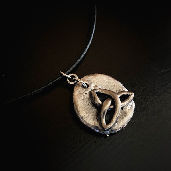 Pendentif Triquetra en acier et ras de cou en cuir noir