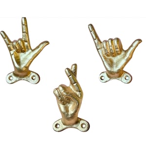 Puede incluir: Tres ganchos de pared dorados con forma de mano. Uno forma el signo "I love you", otro el signo "rock on" y el tercero el signo "hang loose". Cada gancho tiene una pequeña base con dos agujeros para tornillos para el montaje.