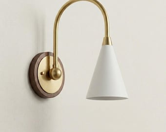 Aplique de pared italiano de latón con forma de diábolo, estilo mediados de siglo (1950), con acabado blanco.