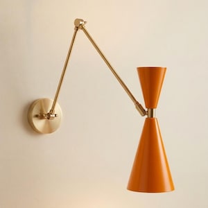 Aplique de pared italiano de latón con forma de diábolo, estilo mediados de siglo (años 50), con acabado naranja.