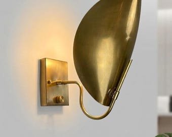 Aplique de pared italiano de latón con forma de diábolo, estilo mediados de siglo (años 50), con acabado en latón natural.