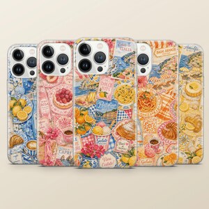 Könnte beinhalten: Fünf Smartphone-Hüllen mit einer Collage aus italienisch inspirierten Illustrationen, darunter Zitronen, Pasta, Gelato, Gebäck und Küstenszenen mit Texten wie La Dolce Vita, Portofino und Amalfi auf einem hellen Hintergrund.