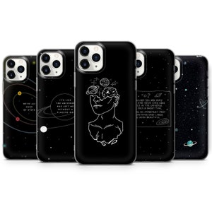 Puede incluir: Conjunto de cinco fundas negras para iPhone con diferentes diseños de temática espacial. Los diseños incluyen una galaxia con estrellas, planetas y una cita sobre el universo.