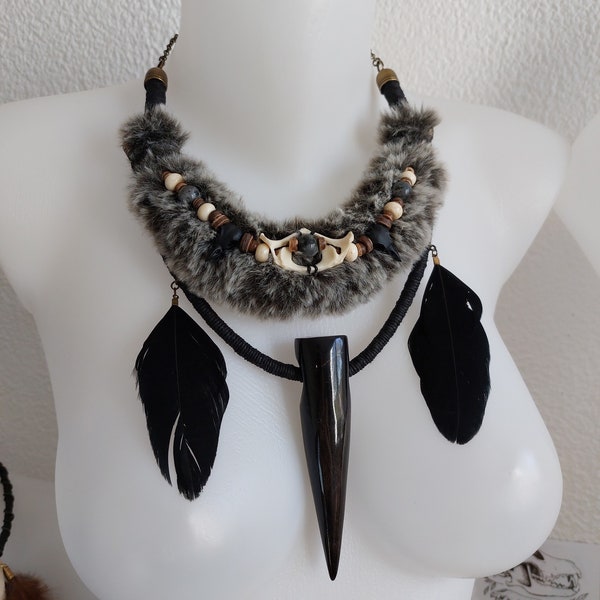 Collier tribal corne et plumes