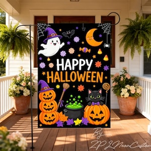 以下が含まれることがあります： 黒い背景にオレンジ色で「HAPPY HALLOWEEN」と書かれた長方形のガーデンフラッグ。紫色の帽子をかぶった白い幽霊、積み重なった3つのオレンジ色のジャック・オー・ランタン、カボチャの中に入った黒猫、緑色の薬が入った大釜、ほうき、三日月、クモの巣、カラフルなキャンディが描かれています。