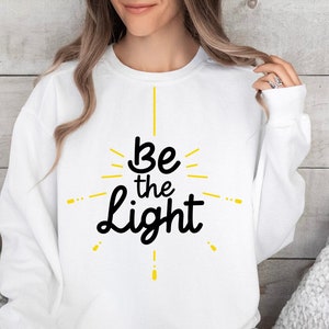 Christelijke zelfzorg png, wees het licht, bemoedigende citaten, geloofscitaten, positieve bevestiging png, bijbelvers png voor trendy tshirt design