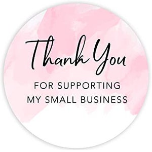 K&ouml;nnte beinhalten: Runder Aufkleber mit rosa Aquarellhintergrund und schwarzem Text. Der Text lautet "Thank You" in Kursivschrift &uuml;ber "FOR SUPPORTING MY SMALL BUSINESS" in einer serifenlosen Schrift.