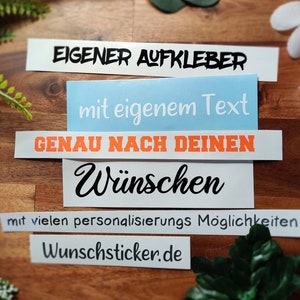 Könnte beinhalten: Eine Ansammlung rechteckiger Aufkleber mit Text in verschiedenen Schriftarten und Farben. Die Aufkleber enthalten Sätze wie "EIGENER AUFKLEBER" und "Wunschsticker.de". Der Hintergrund ist eine Holzoberfläche mit Grün und weißen Blumen.