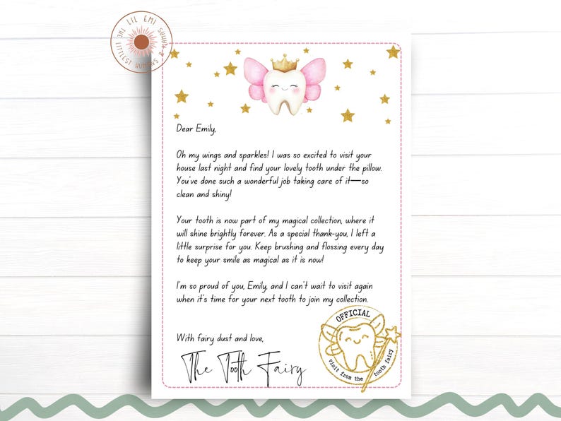Puede incluir: Una carta de la hada de los dientes rosa y dorada con una ilustraci&oacute;n de acuarela de un hada de los dientes con alas y una corona. La carta dice: "Querida Emily, &iexcl;Oh, mis alas y mis brillos! Estaba tan emocionada de visitar tu casa anoche y encontrar tu precioso diente debajo de la almohada. Has hecho un trabajo maravilloso cuid&aacute;ndolo, &iexcl;tan limpio y brillante! Tu diente ahora forma parte de mi colecci&oacute;n m&aacute;gica donde brillar&aacute; eternamente. Como agradecimiento especial, te dej&eacute; una peque&ntilde;a sorpresa. Sigue cepill&aacute;ndote los dientes y usando hilo dental todos los d&iacute;as para mantener tu sonrisa tan m&aacute;gica como lo es ahora. Estoy muy orgullosa de ti, Emily, y no puedo esperar a visitarte de nuevo cuando sea el momento de que tu pr&oacute;ximo diente se una a mi colecci&oacute;n. Con polvo de hadas y amor, El Hada de los Dientes."