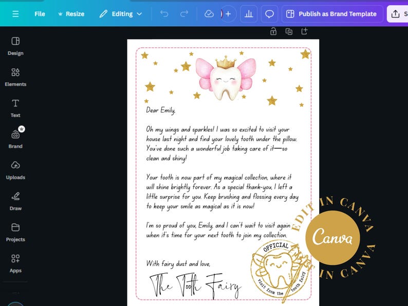 Puede incluir: Una nota de la hada de los dientes rosa y blanca con estrellas doradas y un mensaje escrito a mano que dice: "Querida Emily, &iexcl;Oh, mis alas y mis brillos! Estaba tan emocionada de visitar tu casa anoche y encontrar tu precioso diente debajo de la almohada. Has hecho un trabajo maravilloso cuid&aacute;ndolo, &iexcl;est&aacute; tan limpio y brillante! Tu diente ahora forma parte de mi colecci&oacute;n m&aacute;gica, donde brillar&aacute; eternamente. Como agradecimiento especial, te dej&eacute; una peque&ntilde;a sorpresa. Sigue cepill&aacute;ndote los dientes y usando hilo dental todos los d&iacute;as para mantener tu sonrisa tan m&aacute;gica como lo es ahora. Estoy muy orgullosa de ti, Emily, y no puedo esperar a visitarte de nuevo cuando sea el momento de que tu pr&oacute;ximo diente se una a mi colecci&oacute;n. Con polvo de hadas y amor, El Hada de los Dientes."