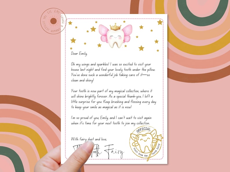 Puede incluir: Una carta de la hada de los dientes rosa y dorada con un mensaje escrito a mano para Emily. La carta dice: "&iexcl;Oh, mis alas y mis brillos! Estaba tan emocionada de visitar tu casa anoche y encontrar tu precioso diente debajo de la almohada. Has hecho un trabajo maravilloso cuid&aacute;ndolo, &iexcl;tan limpio y brillante!" La carta tambi&eacute;n incluye un sello de estrella dorada con el texto "Visita oficial del hada de los dientes".